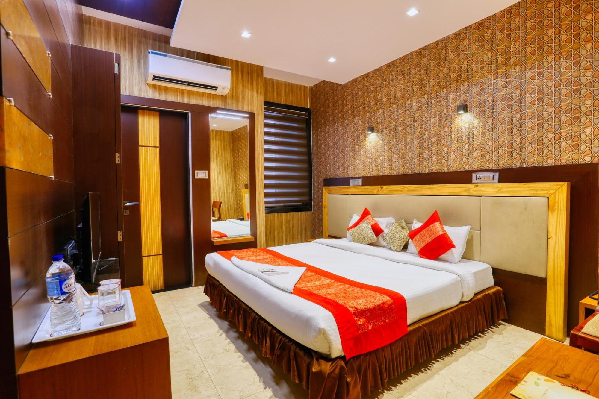 The Ashoka Hotel Indore Exterior foto